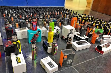 Un oficial de la Policía de la Ciudad y otras ocho personas fueron procesadas por vender cigarrillos electrónicos y líquidos para vapear