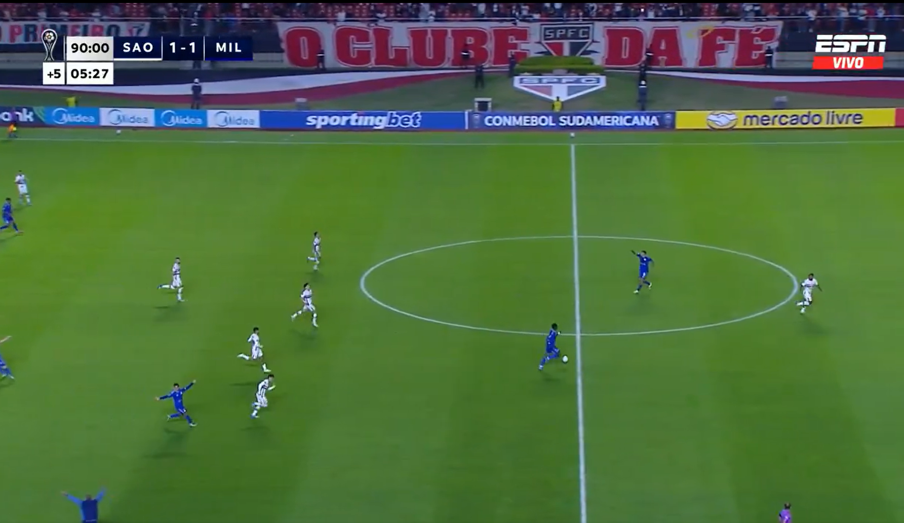 Tenían todo para liquidar el partido de contraataque, pero el árbitro marcó el final y los jugadores estallaron