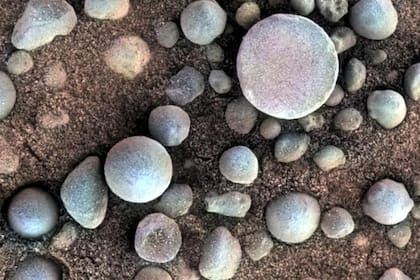 Millones de "arándanos" como estos salpican la superficie de Marte. Podrían contener un rastro importante de agua antigua
