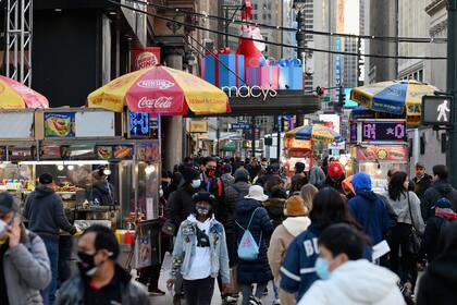 Millones de estadounidenses están ignorando los consejos de los expertos en salud pública y viajan para las vacaciones de Acción de Gracias