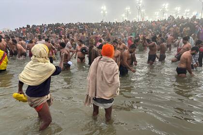 Millones de peregrinos y ascetas hindúes toman baño sagrado en festival Maha Kumbh