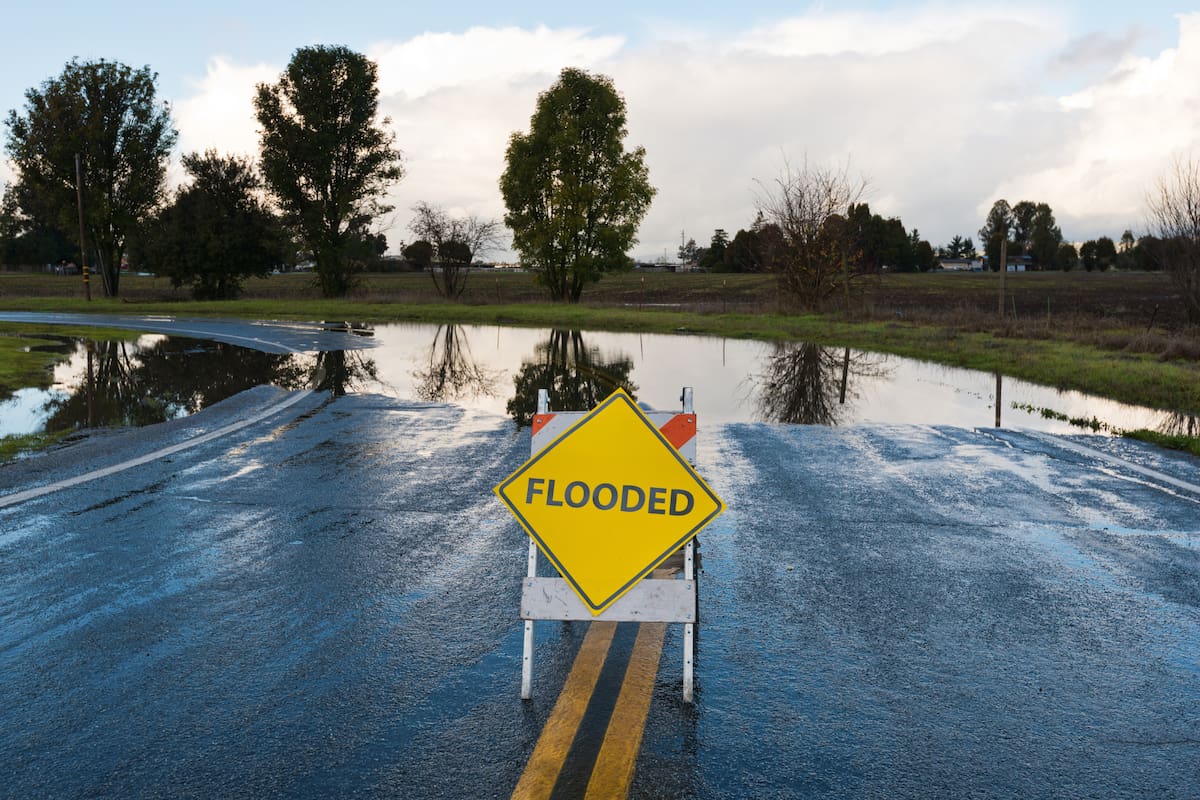 Millones de personas en Estados Unidos enfrentan un miércoles crítico debido a un sistema que combina tormentas severas, riesgo de inundaciones repentinas y un marcado contraste de temperaturas