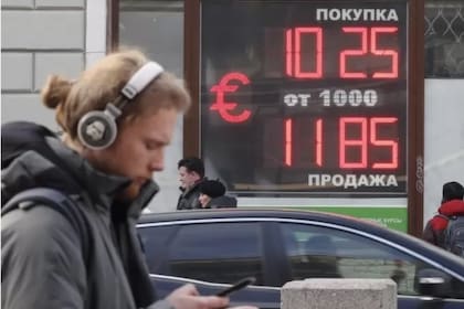Millones de rusos como él están empezando a sentir el efecto de las sanciones económicas de Occidente