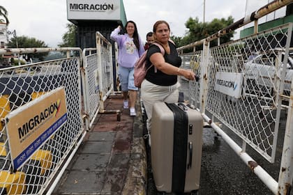 Millones de venezolanos dispersos por Latinoamérica observan con cautela qué vendrá ahora