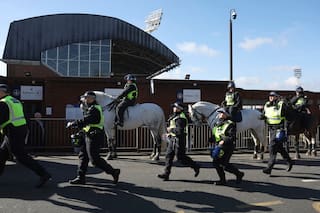 Millwall se indigna tras folleto antirracismo con su logo en una túnica del Ku Klux Klan