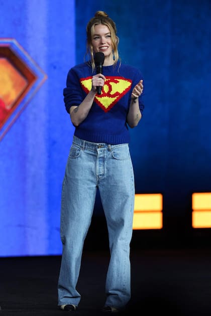 Milly Alcock en la presentación de Supergirl, en CinemaCon, el 14 de abril