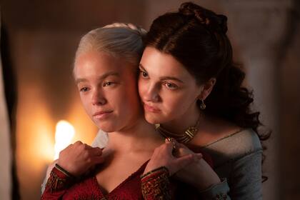 Milly Alcock interpreta a la joven Rhaenyra, con Emily Carey como la joven Alicent Hightower