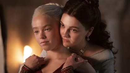 Milly Alcock interpreta a la joven Rhaenyra, con Emily Carey como la joven Alicent Hightower
