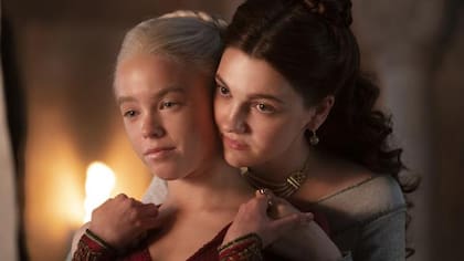 Milly Alcock (izquierda) fue la princesa Rhaenyra Targaryen en su juventud. Aparece junto a Emily Carey que hace el papel de Alicent Hightower en los primero cinco episodios de la serie