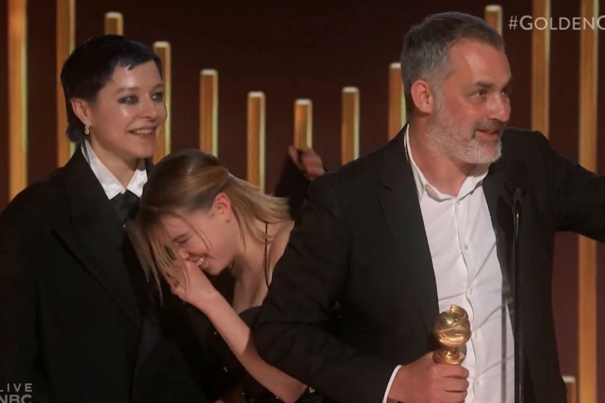 Milly Alcock, la actriz de House of the Dragon, se mostró muy feliz sobre el escenario junto a Emma D'Arcy y Miguel Sapochnik