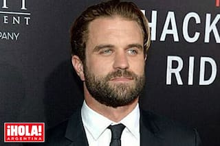 Tiene 35 años, es hijo de una gran estrella del cine y sigue los pasos de su famoso padre en la actuación