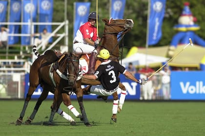 Milo Fernández Araujo en el aire, observado por Héctor Guerrero, durante un encuentro en Hurlingham entre los dos equipos de Indios Chapaleufú