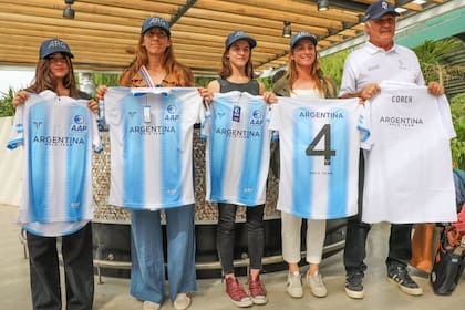 Milo Fernández Araujo, que es el director técnico de La Dolfina, está muy comprometido con el polo femenino y es el seleccionador nacional; en este caso, posa con la formación que disputó, y ganó, la Copa de Naciones 2021: Paulina Vasquetto, Azucena Uranga, Milagros Sánchez y Lía Salvo.