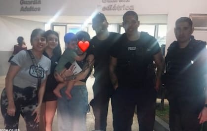 Milo, su mamá Abigail y el resto de su familia junto a Cristian y sus compañeros, el sargento Leandro Torres y el oficial Alan Ferreyra
