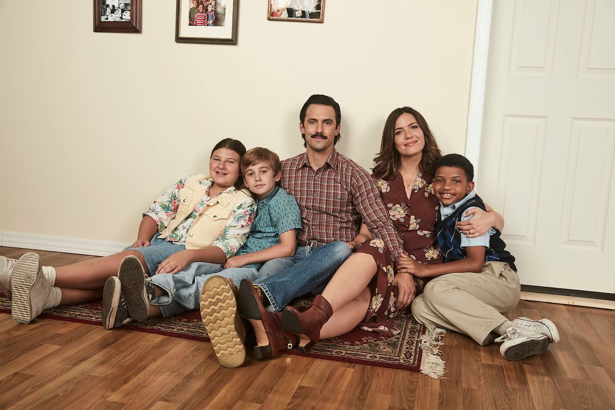 Milo Ventimiglia y Mandy Moore como Jack y Rebecca Pearson junto a sus hijos en This is Us