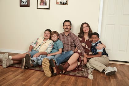 Milo Ventimiglia y Mandy Moore como Jack y Rebecca Pearson junto a sus hijos en This is Us