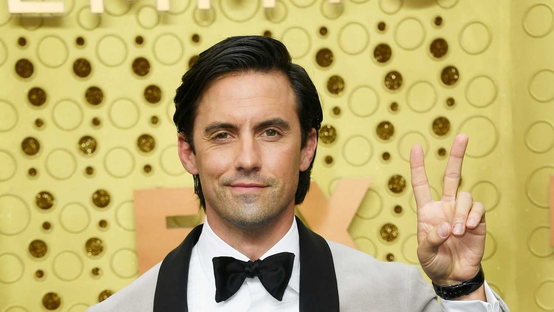 Milo Ventimiglia y su comentado tuxedo en los premios Emmy de 2019
