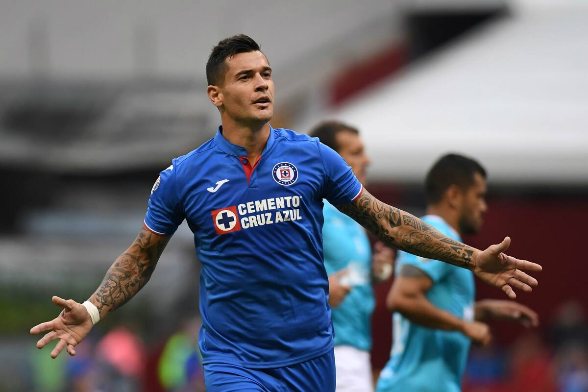 Milton Caraglio, con un golazo, hizo historia en el estadio Azteca