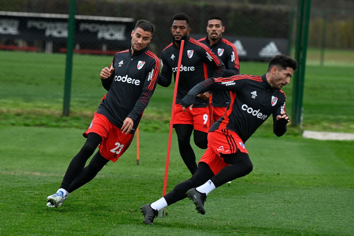 Milton Casco, Emanuel Mammana y Miguel Borja, en un entrenamiento de River