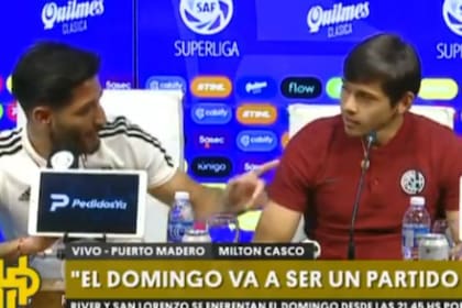 Milton Casco señalando a los hermanos Romero en un divertido momento en la conferencia de prensa de Superliga