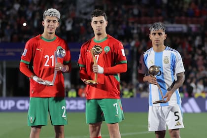 Milton Delgado, en el podio como el tercer mejor jugador del torneo, en la foto con Yassir Zabiri y Othmane Maamma, de Marruecos