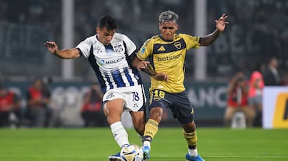 Milton Delgado en la disputa de la pelota con Franco Cristaldo