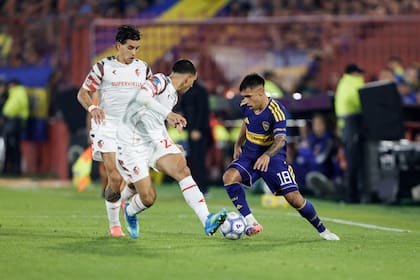 Milton Delgado encarando con la pelota