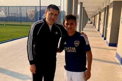 Milton Delgado posa junto a Juan Román Riquelme en Boca Predio, unos meses después de que el ídolo ganara las elecciones junto a Jorge Ameal, en diciembre de 2019 (@BocaPredio)