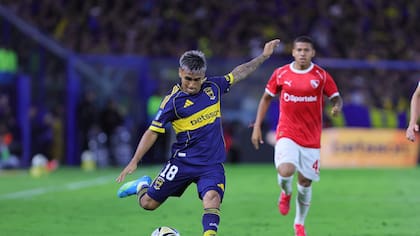 Milton Delgado tira un centro ante la marca de Facundo Valdez durante el partido entre Boca e Independiente