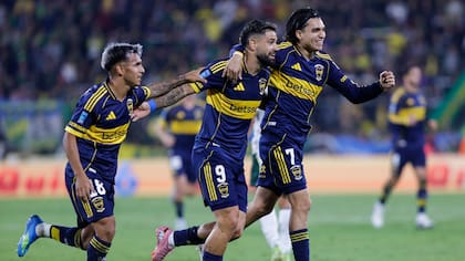 Milton Giménez (9) marcó para Boca ante Defensa y Justicia, por el Torneo Apertura, y lo celebra con Milton Delgado y Exequiel Zeballos (7)