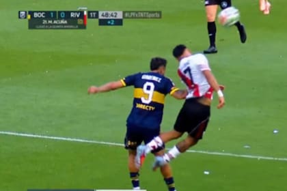Milton Giménez, con el antebrazo, desplaza a Paulo Díaz en el comienzo de la jugada que termina con el gol de Exequiel Zeballos