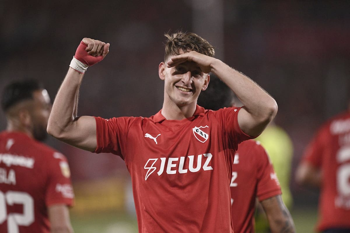 Milton Giménez convirtió uno de los tres goles de Independiente en la victoria ante Barracas Central; el Rojo quedó puntero en la zona A