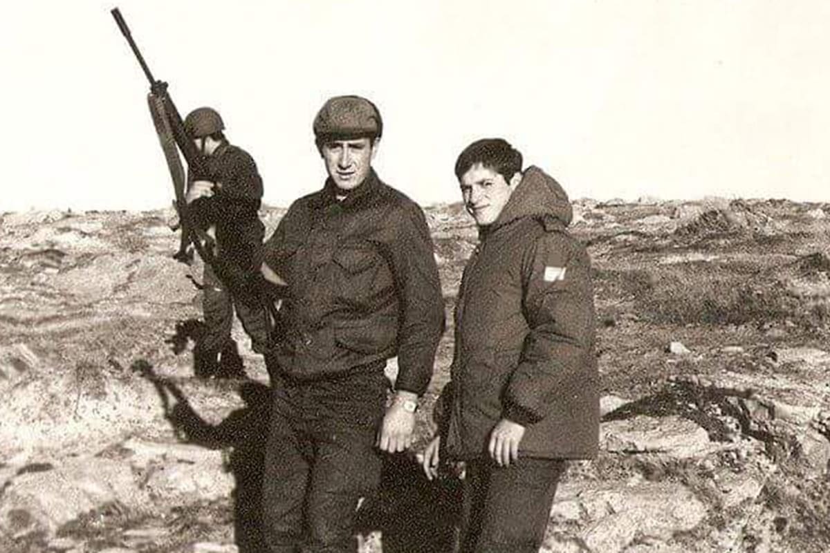 Milton Rhys (sin casco), en Malvinas, junto a Hugo Franco entonces chofer del general Menéndez