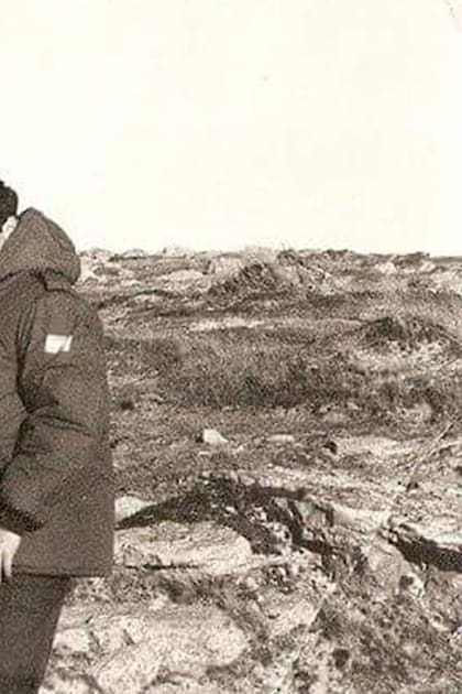 Milton Rhys (sin casco), en Malvinas, junto a Hugo Franco entonces chofer del general Menéndez