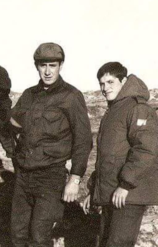 Milton Rhys (sin casco), en Malvinas, junto a Hugo Franco entonces chofer del general Menéndez