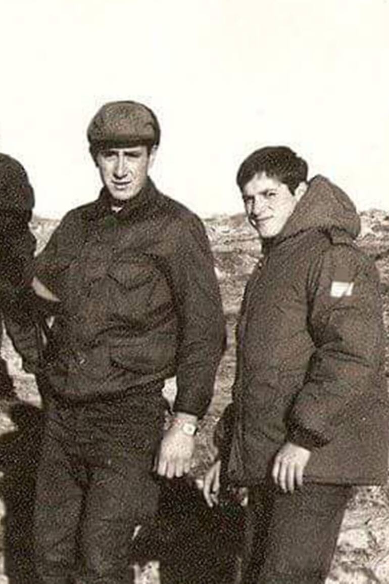 Milton Rhys (sin casco), en Malvinas, junto a Hugo Franco entonces chofer del general Menéndez
