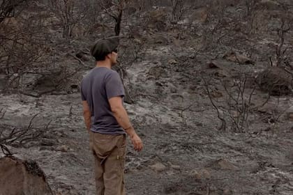 Milton Solís, productor ganadero de Villa Lago Rivadavia, observa cómo el fuego arrasó con buena parte de la vegetación de la zona