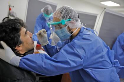 Los odontólogos se adaptaron a la urgencia y cuentan que el trato con los posibles infectados es muy similar al vínculo con sus pacientes