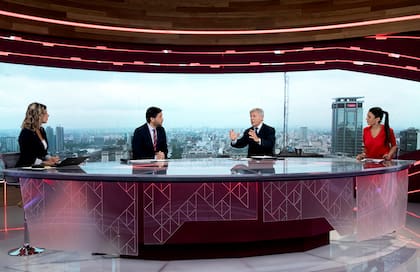 Milva Castellini, Germán Paoloski y Josefina Ansa consultan al médico Daniel López Rosetti en El noticiero de la gente