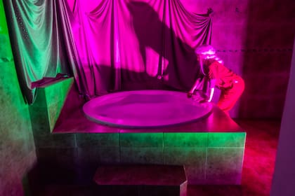 Milva Leonardi como una de las mucamas en una de las habitaciones centrales del hotel desplegando sus propias fantasías en ese lugar de tantas fantasías eróticas