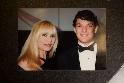 A fines de los 90 junto con su hijo, que se graduó de ingeniero en Colorado, Estados Unidos, y vive en San Francisco.