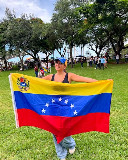 Mimi Land participó de las marchas para reclamar la libertad de Venezuela tras las graves acusaciones de fraude electoral contra Nicolás Maduro