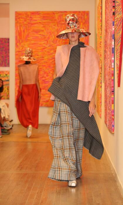 Min Agostini realizó su último desfile en el estudio de Marta Minujín durante Designers BA