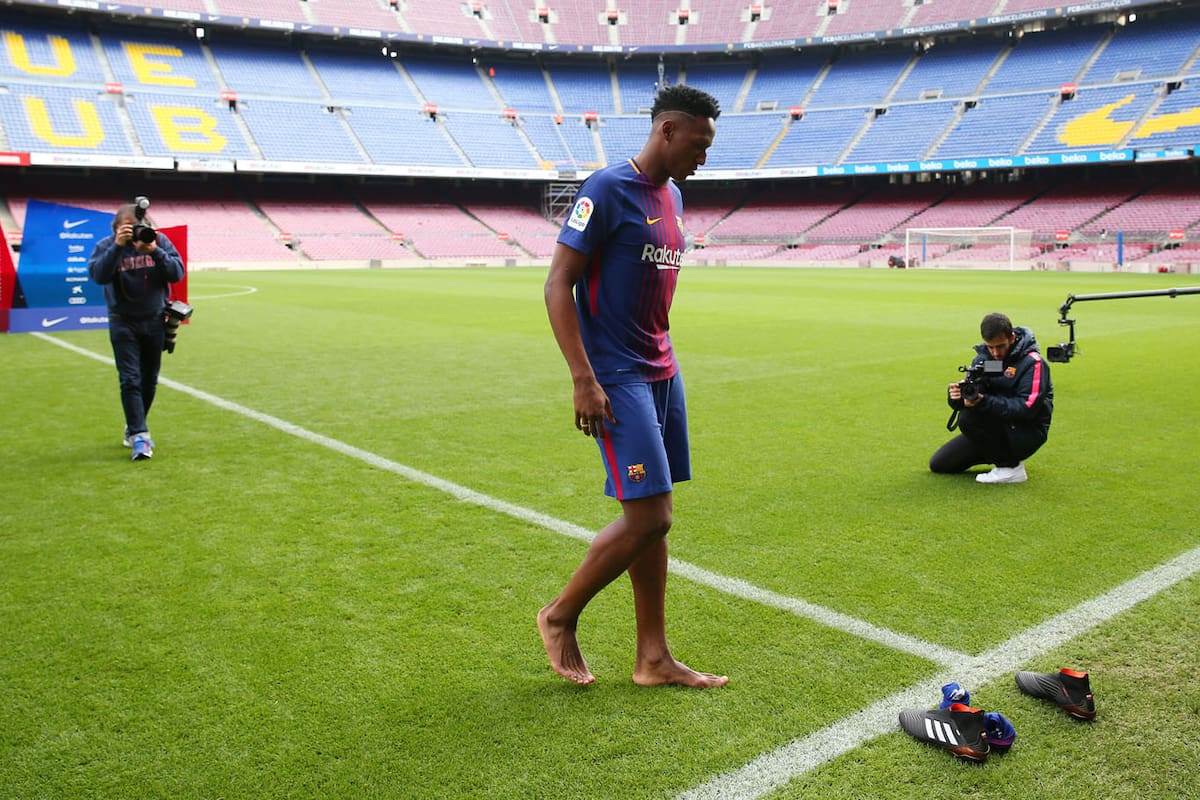 Mina al pisar el césped del mítico estadio catalán