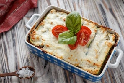 Mina de Pesaj, una especie de mil hojas o lasaña de verduras y matzá.