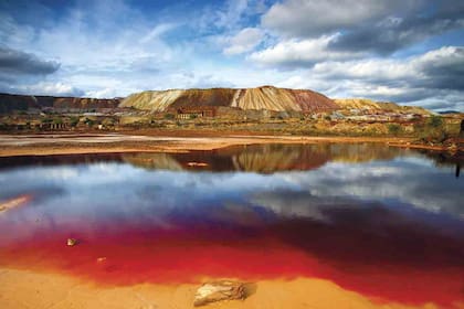 Minerales de hierro oxidados en la zona minera de Riotinto, en la provincia de Huelva, España. Cuando los minerales se encuentran con el aire, se enrojecen y luego se oscurecen a medida que se acumulan en aguas más profundas.