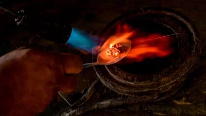 Minería ilegal en América Latina: el mercurio se adhiere al oro formando una amalgama. Luego esta se calienta para que se evapore el mercurio y quede el oro
