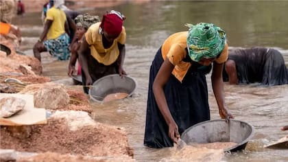 Mineros artesanales recolectan grava del río Lukushi en busca de casiterita, el principal mineral de estaño, en Manono, República Democrática del Congo