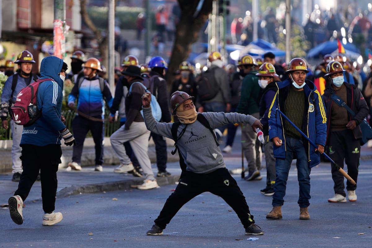 Mineros artesanales se enfrentan a la policía durante una protesta para exigir acceso a zonas mineras ampliadas en La Paz, Bolivia, el jueves 14 de mayo de 2026. (AP Foto/Juan Karita)