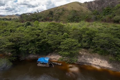 Mineros ilegales buscan oro en el río Ireng en la reserva indígena Raposa Serra do Sol, estado de Roraima, Brasil, 7 de noviembre de 2021. (AP Foto/Andre Penner)